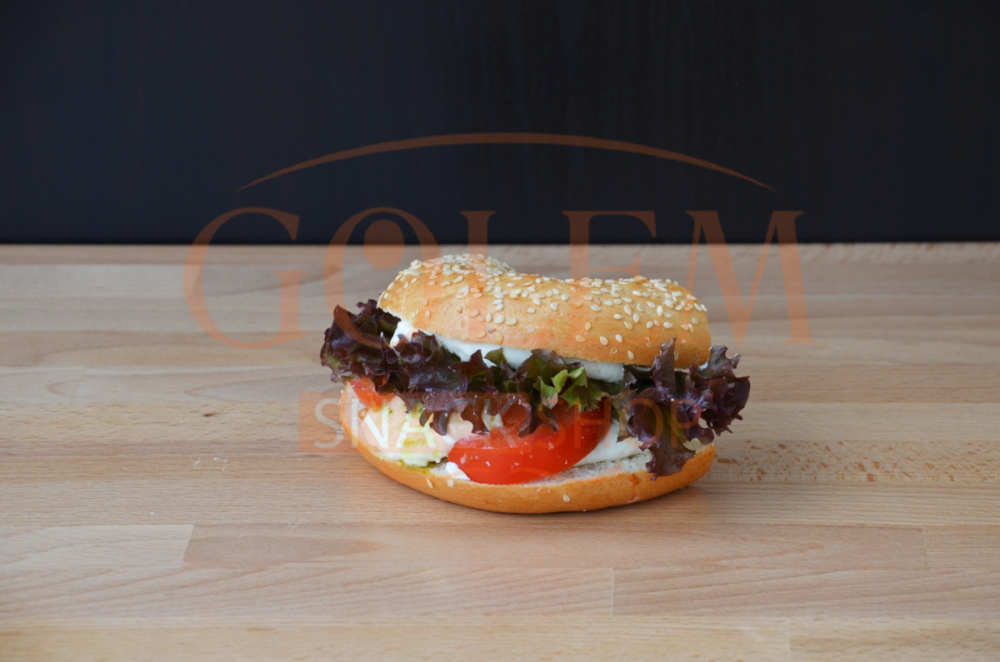 Bagel s mozzarellou, rajčaty a bazalkovým pestem