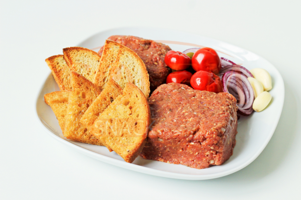 Hovězí tatarský biftek s topinkami a stroužky česneku 500 g