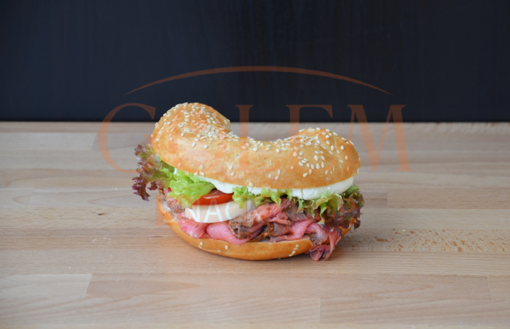 Bagel s roastbeefem, rukolou a pepřovou omáčkou