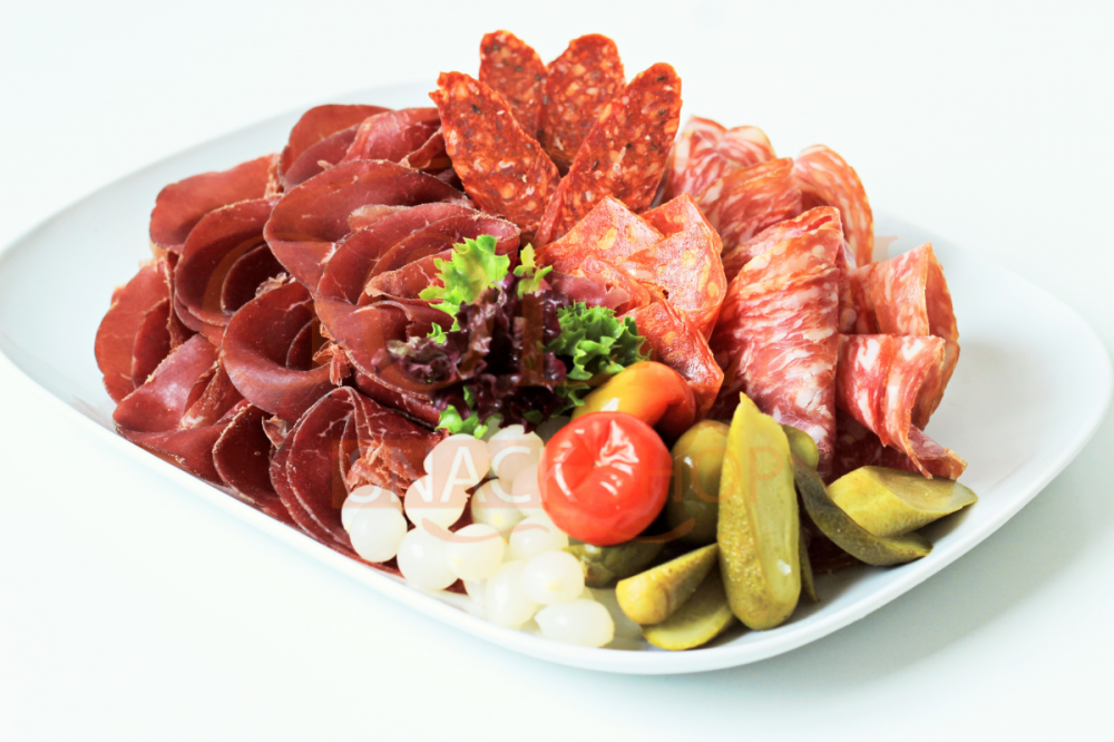 Variace evropských uzenin s čerstvou zeleninou 500 g