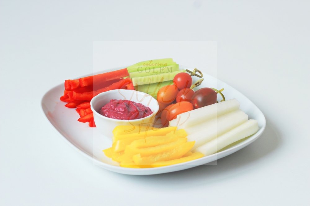 Zeleninové crudité s dipem z červené řepy