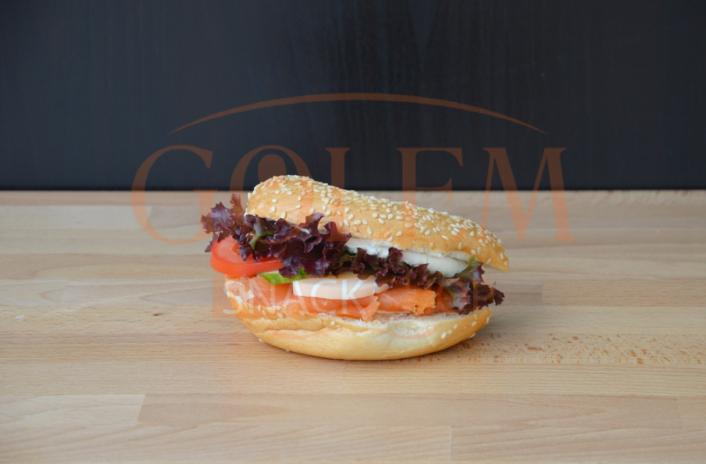 Bagel s uzeným lososem a bylinkovým créme fraiche