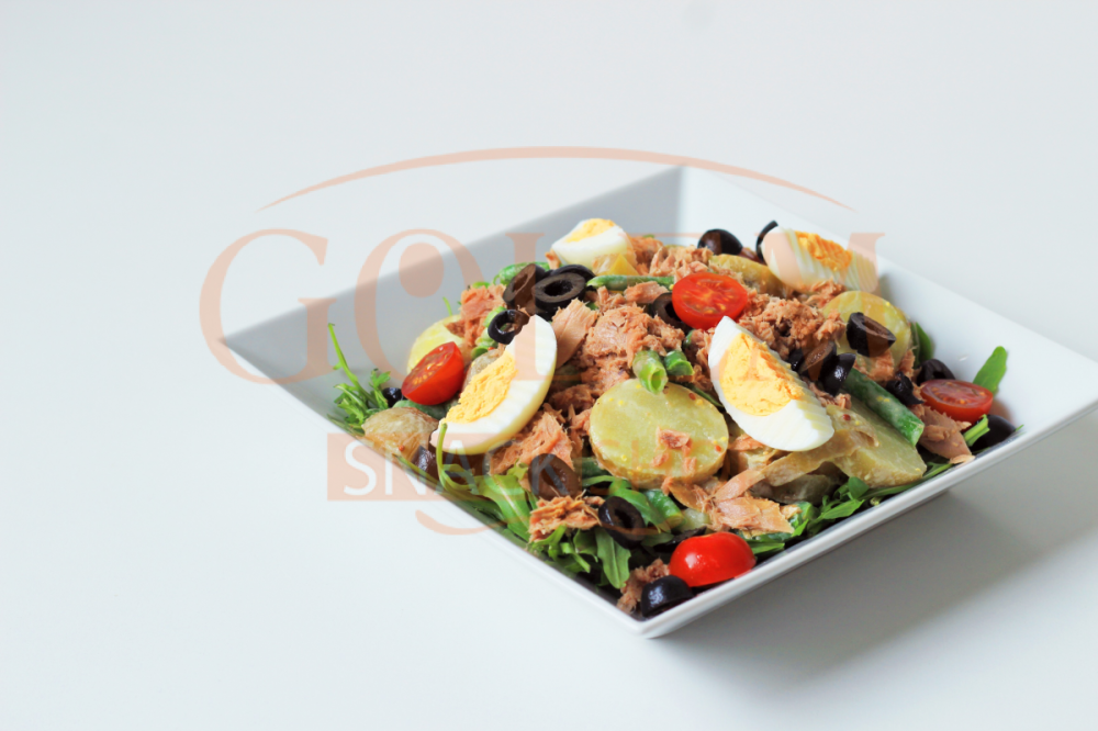 NICOISE s tuňákem, vajíčkem a červenou cibulkou
