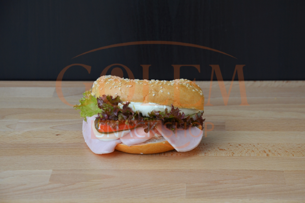 Bagel s pražskou šunkou, lučinou a čerstvým salátem